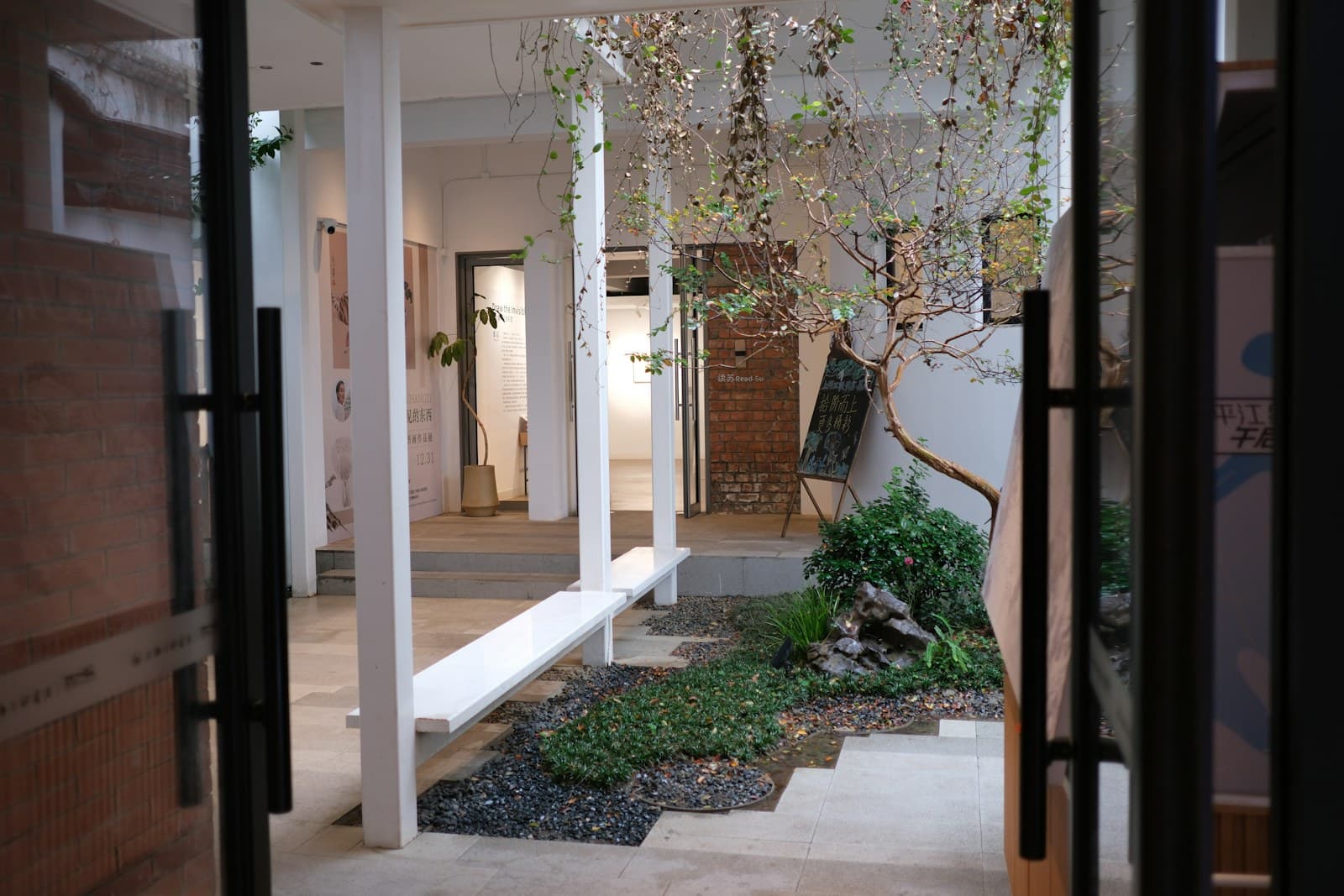 Comunidad residencial con jardines cuidados