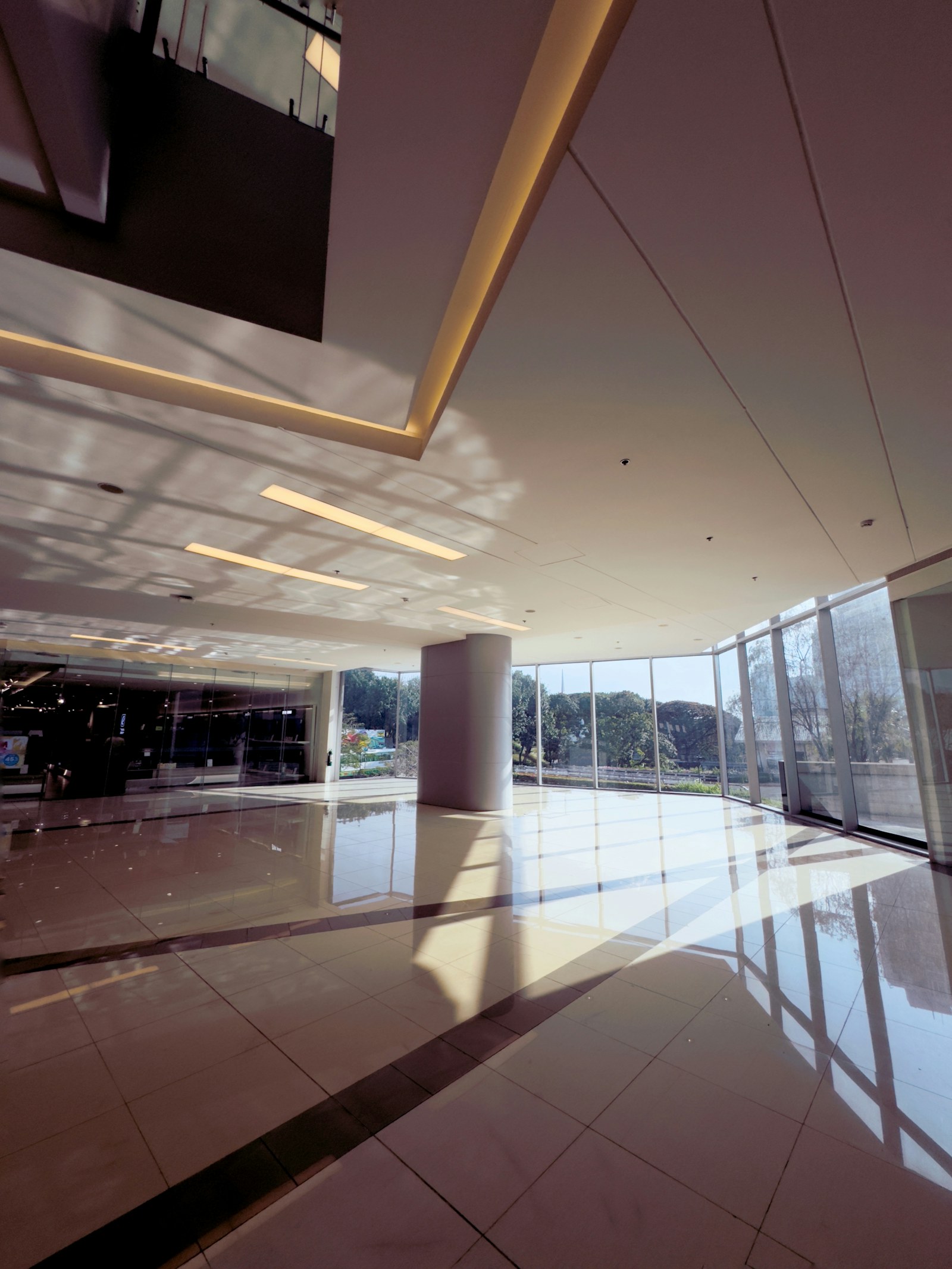 Hall moderno de edificio residencial con luz natural